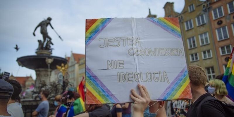 "Nie ma zgody na agresję i przemoc". Manifestacja środowisk LGBT pod Dworem Artusa