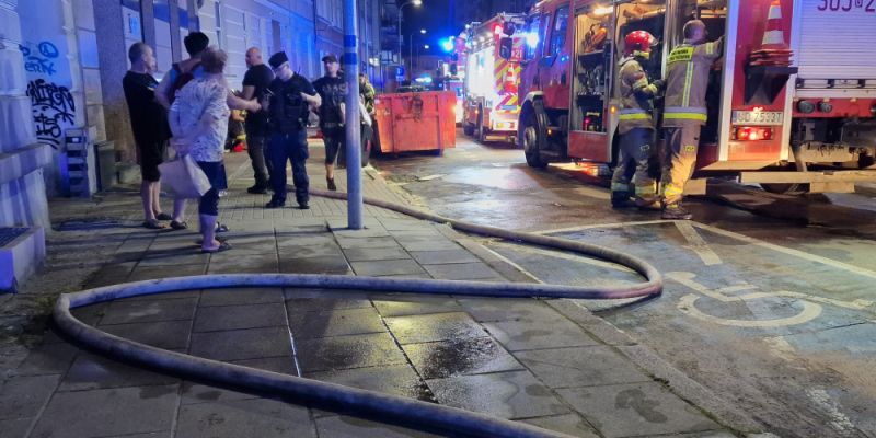 Pożar w mieszkaniu komunalnym na ul. De Gaulle'a: dramatyczna akcja strażaków zapobiegła tragedii