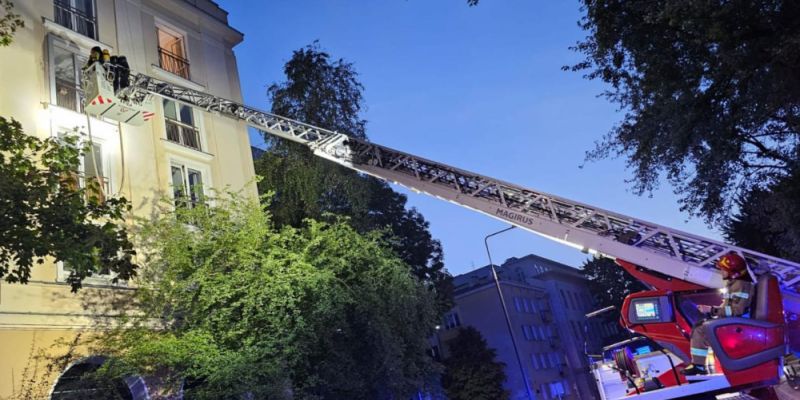 Pożar mieszkania przy ulicy Zamenhofa w Warszawie: szybka akcja strażaków i służb ratunkowych