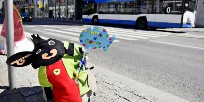 Kolorowe słupki na Dzień Dziecka w  Gdyni