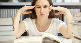 Jak przetrwać sesję na studiach? Psychologiczne sposoby na stres egzaminacyjny