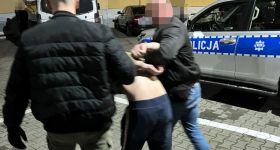 Młody mężczyzna aresztowany za dwa rozboje z nożem, liczył jedynie na mandat