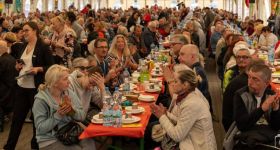 Wielkanocne śniadanie dla samotnych w Warszawie – setki osób razem przy jednym stole