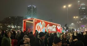 Kultowa ciężarówka Coca-Coli zaparkowała pod PKiN