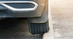 Elastyczne krawężniki zwiększają bezpieczeństwo pieszych i kierowców w miastach