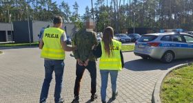 Rutynowa kontrola uszkodzonej szyby zakończona zatrzymaniem: W samochodzie przewozili narkotyki