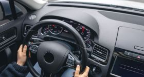 Tempomat adaptacyjny (ACC). Czy w pełni autonomicznie hamuje i przyspiesza w korku?