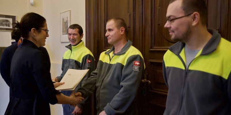 Prezydent A.Dulkiewicz podziękowała pracownikom GUK za ratowanie ofiar wypadku drogowego