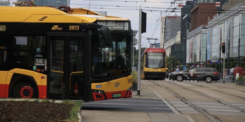 Wypadek w Warszawie: autobus wjechał w przejście podziemne