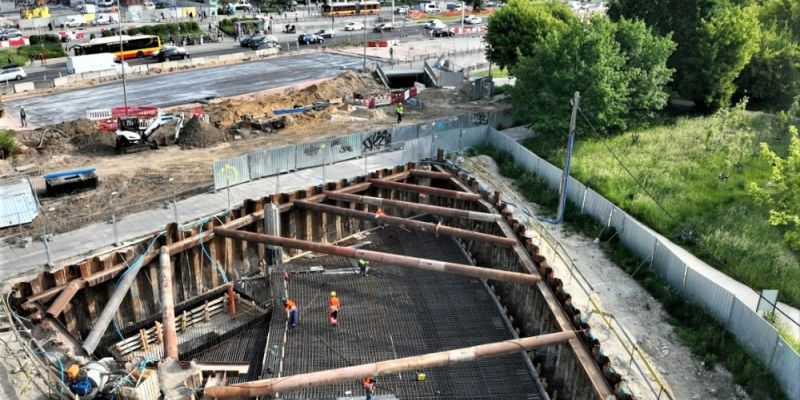 Zmiany w ruchu na Alejach Jerozolimskich – budowa tunelu tramwajowego wkracza w kolejny etap