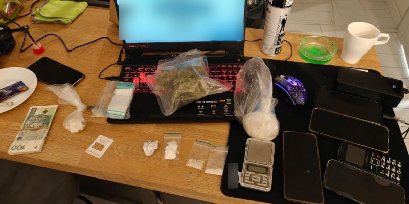 Oszukali 76-latkę metodą „na policjanta”. Wpadli z narkotykami wartymi dziesiątki tysięcy złotych