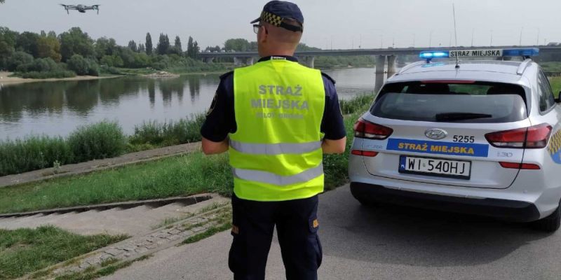 Pięciolatek był już niebezpiecznie blisko wody, a opiekunka, zajęta rozmowa telefoniczną, nie widziała tego, co się dzieje.