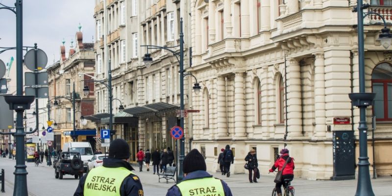 Protest pod Ratuszem przeciwko straży miejskiej.