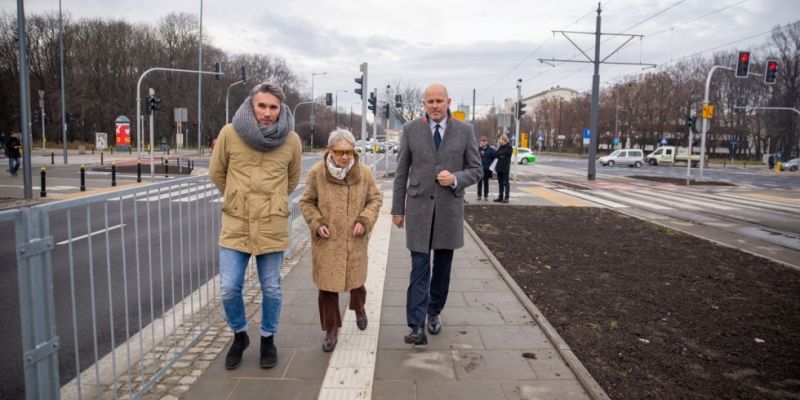 Nowe przejście dla pieszych i dojścia do przystanków na Mokotowie