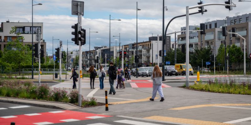 Nowa infrastruktura dla pieszych i rowerzystów na ulicy Sobieskiego