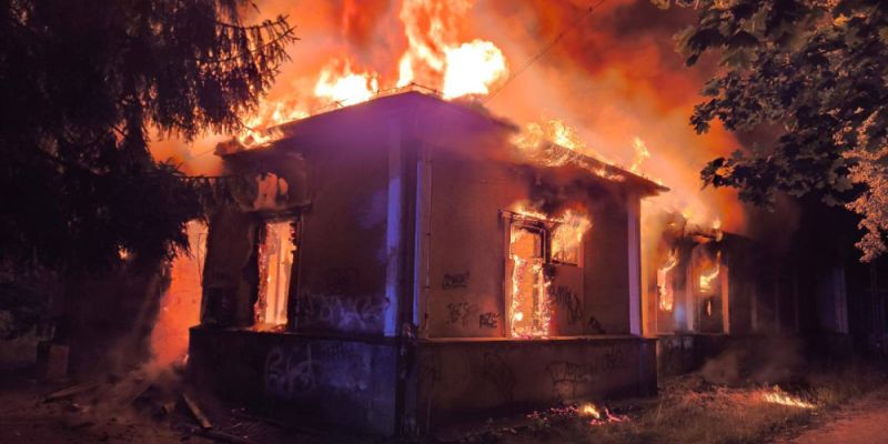 Ogromny pożar w Ząbkach. Płonęły opuszczone budynki szpitala "Drewnica"