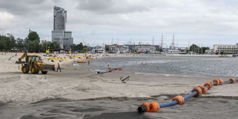 Prace podczyszczeniowe przy plaży Śródmieście
