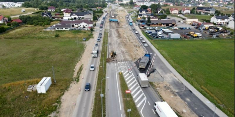 Kokoszki. Znika "stara" jednopasmowa ulica Kartuska. Samochody na drogach serwisowych