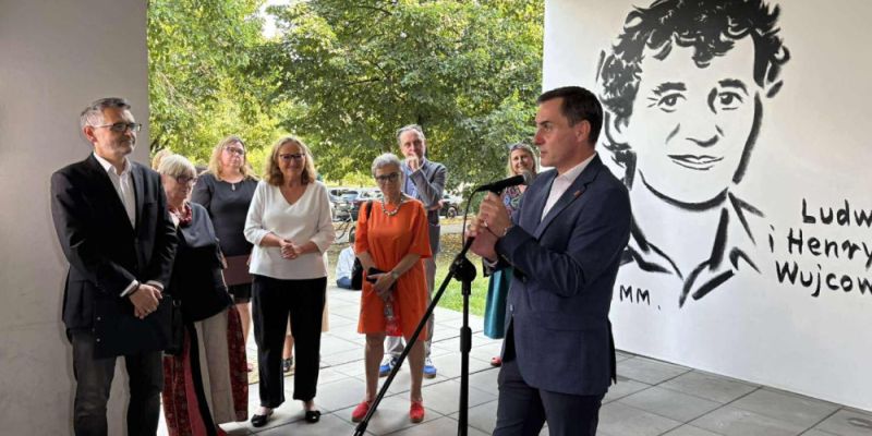 Nowy mural na Ursynowie. Uhonorowano Ludwikę i Henryka Wujców