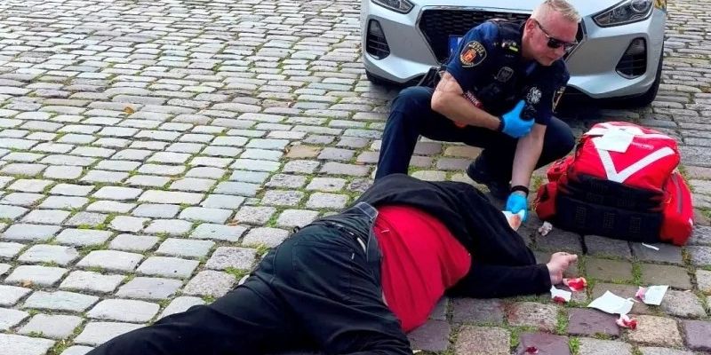 Mężczyzna upadł i uderzył głową o bruk na Krakowskim Przedmieściu