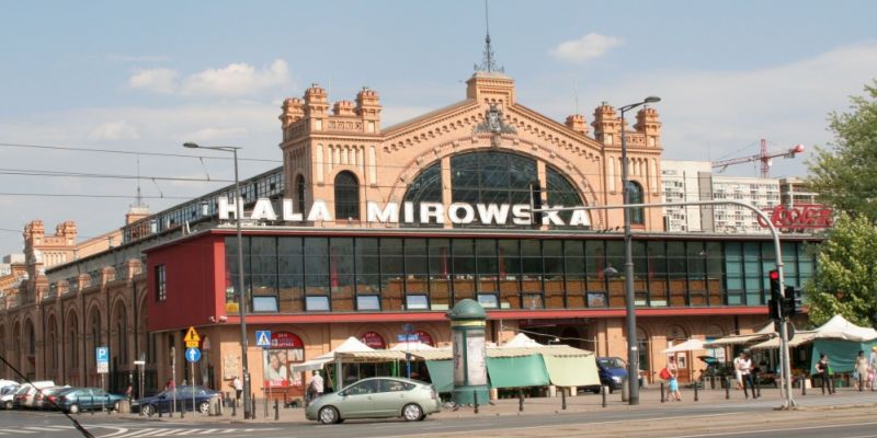 Nielegalny handel przy Hali Mirowskiej? „Chcemy tylko dorobić”.