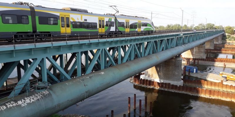 Dwoma torami po moście Gdańskim