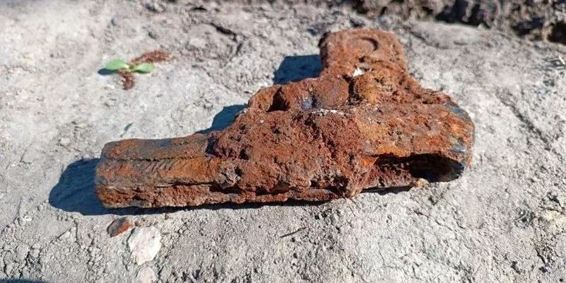 Pistolet zakopany w ziemi na Mokotowie