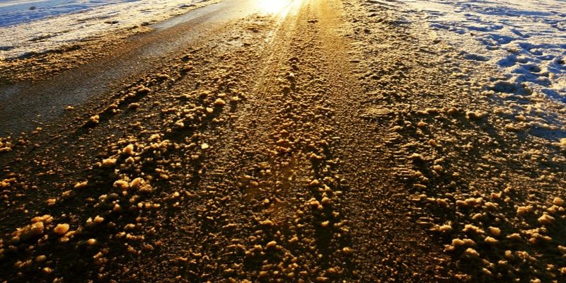 Zamiast śniegu piach. Wiemy, kiedy na stołecznych chodnikach zapanuje porządek