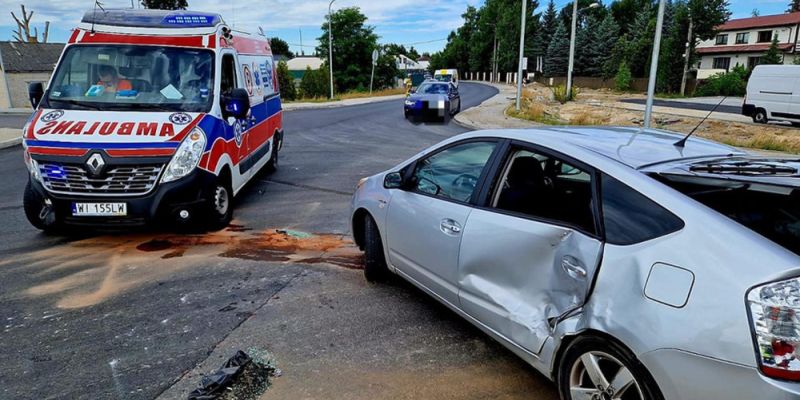 Niezatrzymane Na "STOP": Toyota W Zderzeniu z Karetką Pogotowia – Ostrzeżenie Dla Wszystkich Kierowców!