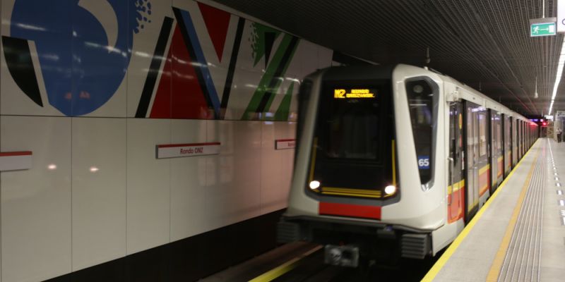 Kosztowny papieros w metrze: Poszukiwany czterema nakazami wpadł podczas kontroli