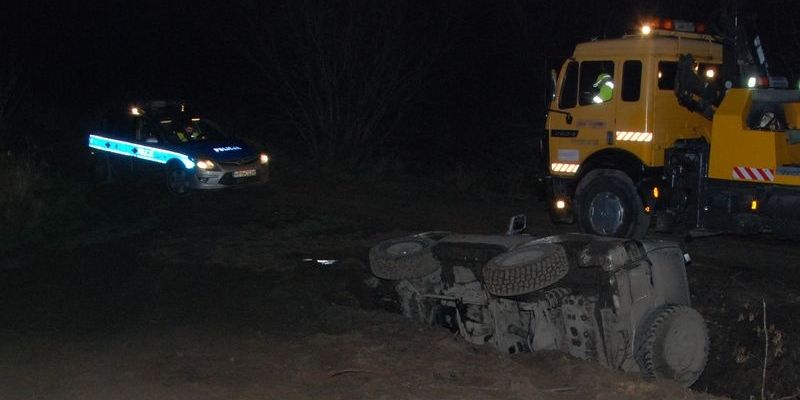 Uciekał mitsubishi. Dachował, nie miał uprawnień, a w samochodzie miał narkotyki