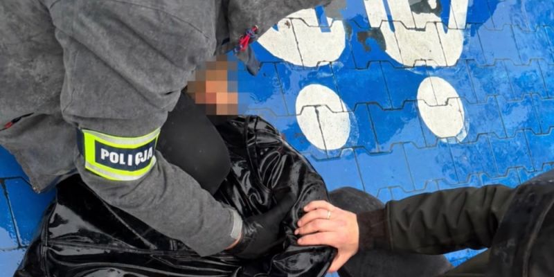 Zarzut usiłowania zabójstwa po ataku w centrum stolicy: 37-latek odpowie za napaść z użyciem tasaka