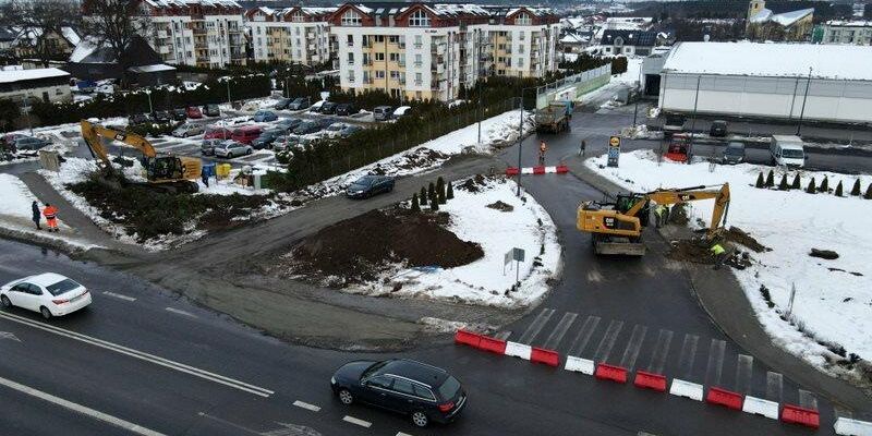 Rozbudowa ul. Kartuskiej w Kokoszkach. Budowa podziemnych instalacji na sąsiadujących ulicach