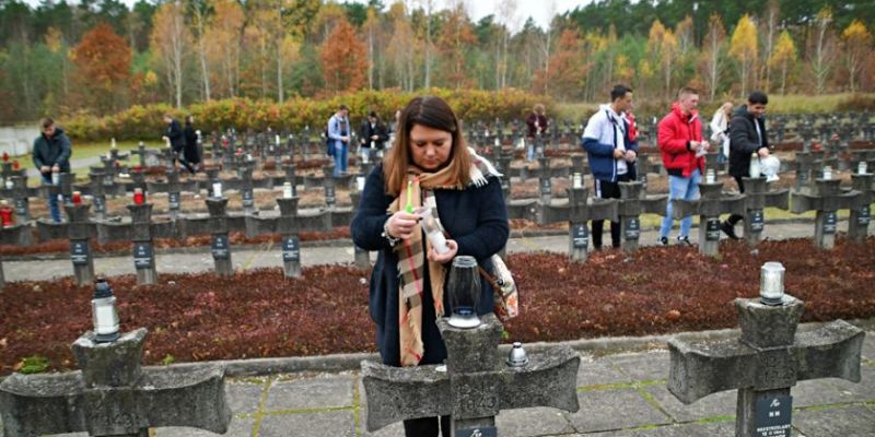 Na cmentarzu w Palmirach zapłonęły znicze