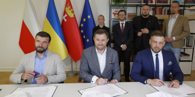 Ulica Spacerowa z buspasem i nową drogą rowerową . Jest umowa