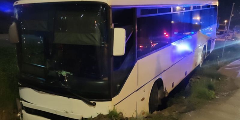 Pijany kierowca autobusu staranował przydrożne barierki i wjechał do rowu.