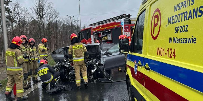 Wybuch komory silnika w autobusie. W pojazd wjechało auto osobowe