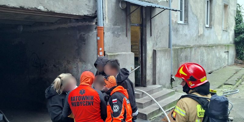 Stołeczni wywiadowcy uratowali z płonącej kamienicy kobietę i troje dzieci