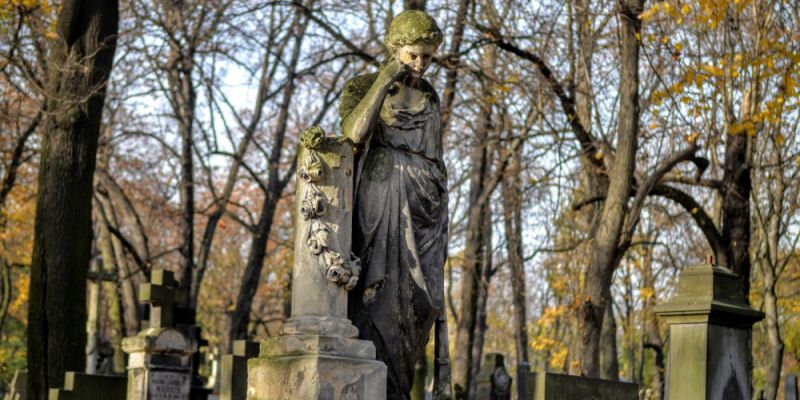 Zaduszkowe kwestowanie na Starych Powązkach.