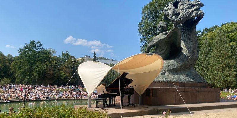 [Fotorelacja] Muzyka Chopina rozbrzmiewa w Łazienkach Królewskich