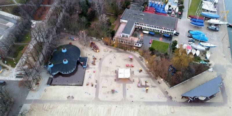 Kładki na plaży miejskiej gotowe na pierwsze kroki