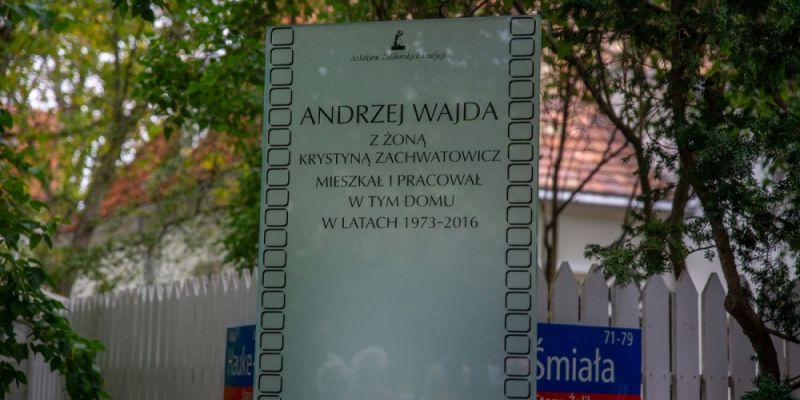 Pamiątkowa tablica Andrzeja Wajdy