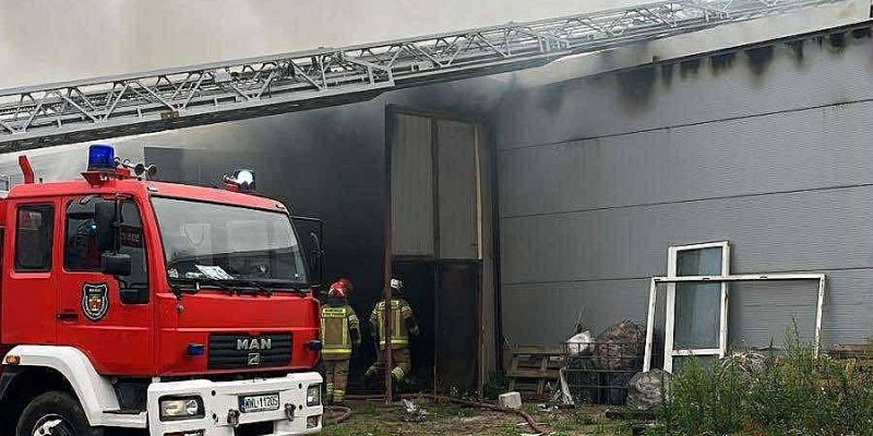 Pożar hali produkcyjnej pod Warszawą: Strażacy uratowali część obiektu