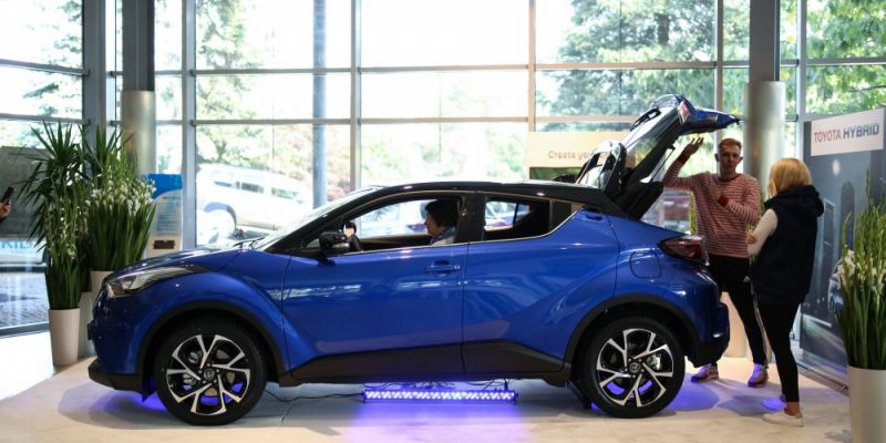 Toyota C-HR na czerwonym dywanie