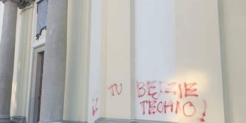 Trzy miesiące aresztu za graffiti na fasadzie kościoła św. Krzyża