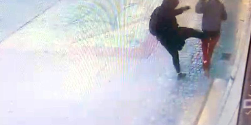 Brutalny atak na kobietę przy Placu Konstytucji. Napastnika obezwładnił policjant idący na służbę