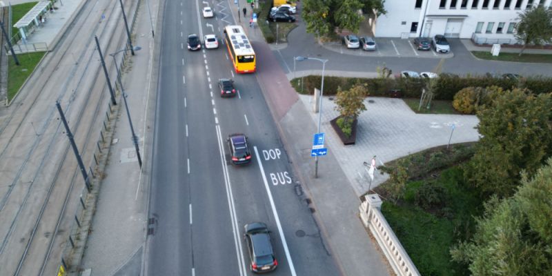 Nowy buspas w Alei Zielenieckiej: ułatwienia dla pasażerów komunikacji miejskiej w stronę Pragi