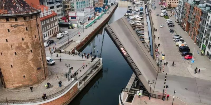 Każdego dnia Most Stągiewny podnoszony siedem razy