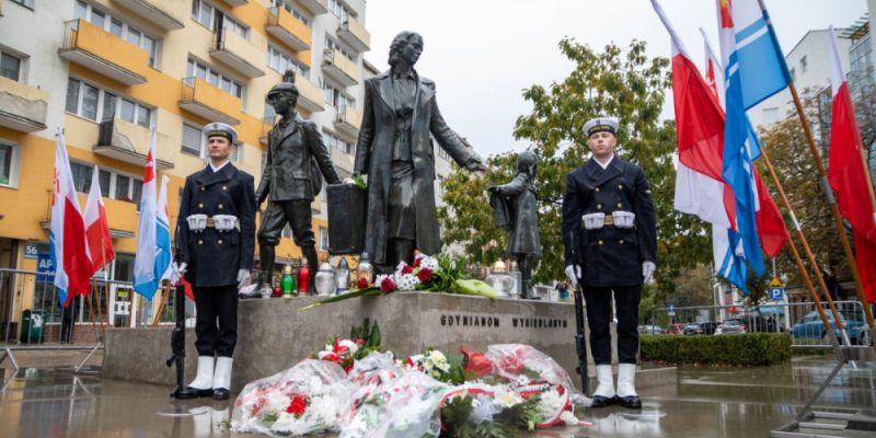 W czasie II wojny światowej z Gdyni wysiedlono tysiące osób. Mieszkańcy, którzy opuszczali miasto, zostawiali tu dorobek życia.