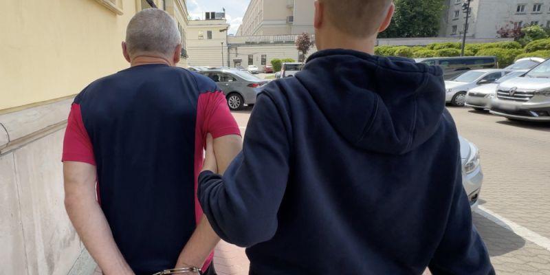 62-latek zatrzymany z kopertą pełną gotówki. Policjanci rozpracowali oszustwo „na policjanta”